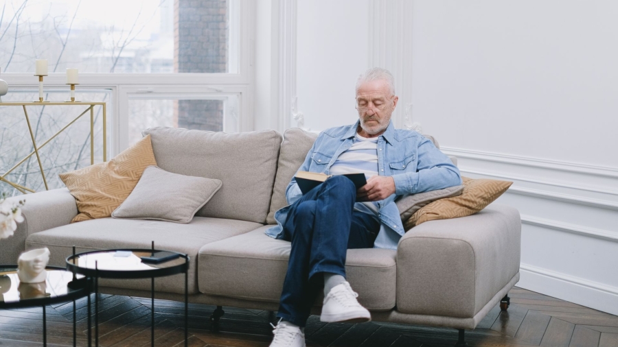 senior gepensioneerde pensioen pensionado bank woonkamer boek lezen