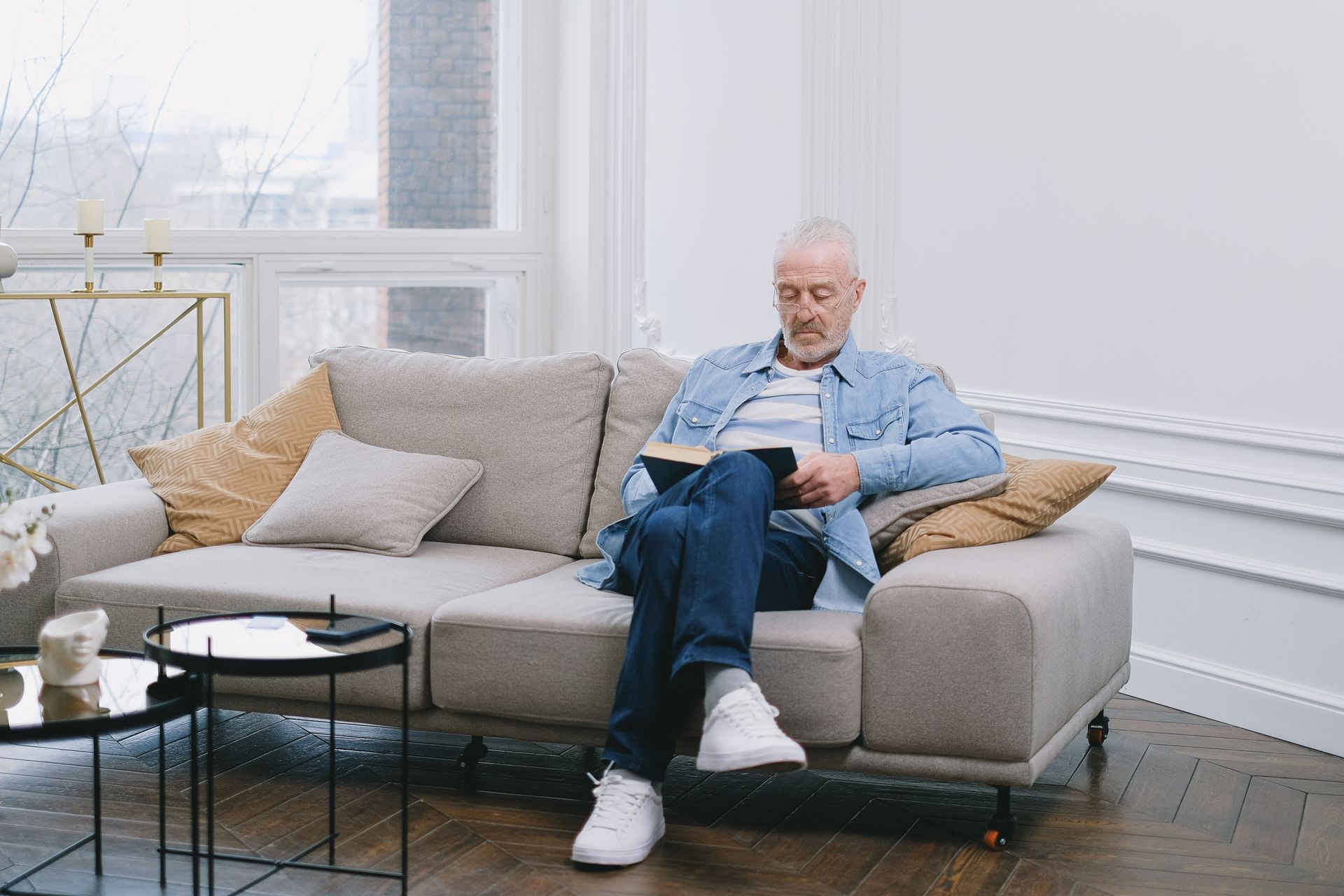 senior gepensioneerde pensioen pensionado bank woonkamer boek lezen