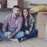 stel verhuizen nieuw huis verhuisdoos koffie