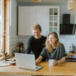 stel keuken laptop koffie