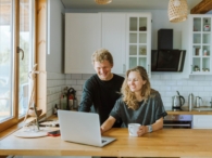 stel keuken laptop koffie