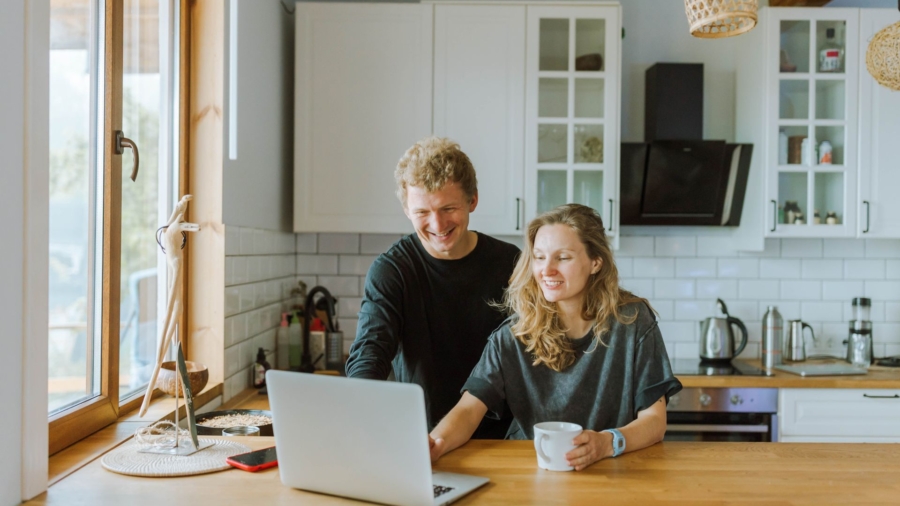 stel keuken laptop koffie