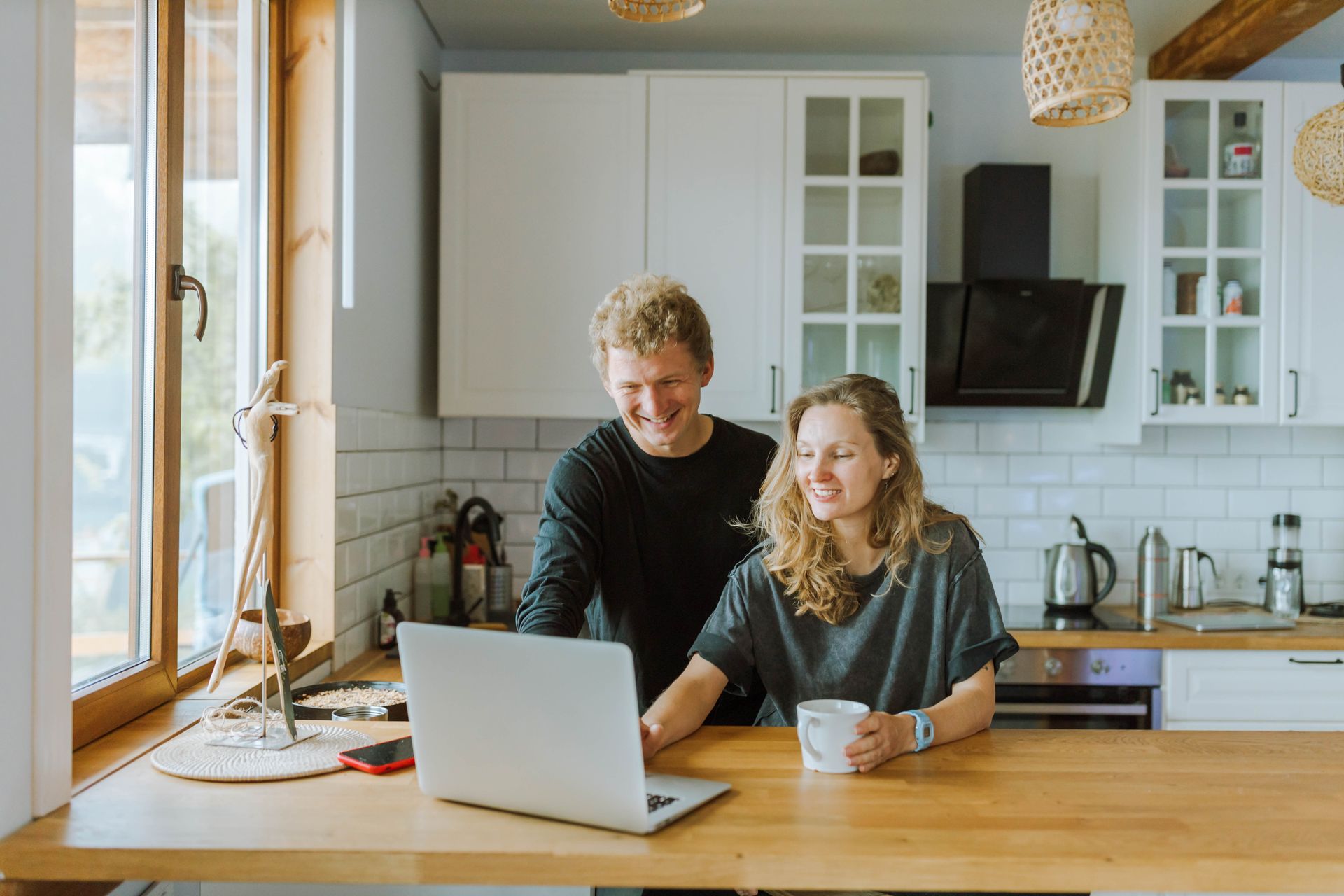 stel keuken laptop koffie