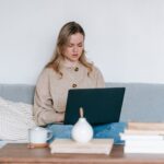 laptop bank tafel dame geldzaken
