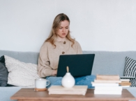 laptop bank tafel dame geldzaken