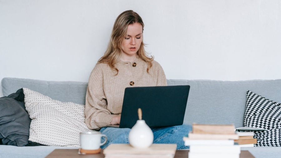 laptop bank tafel dame geldzaken