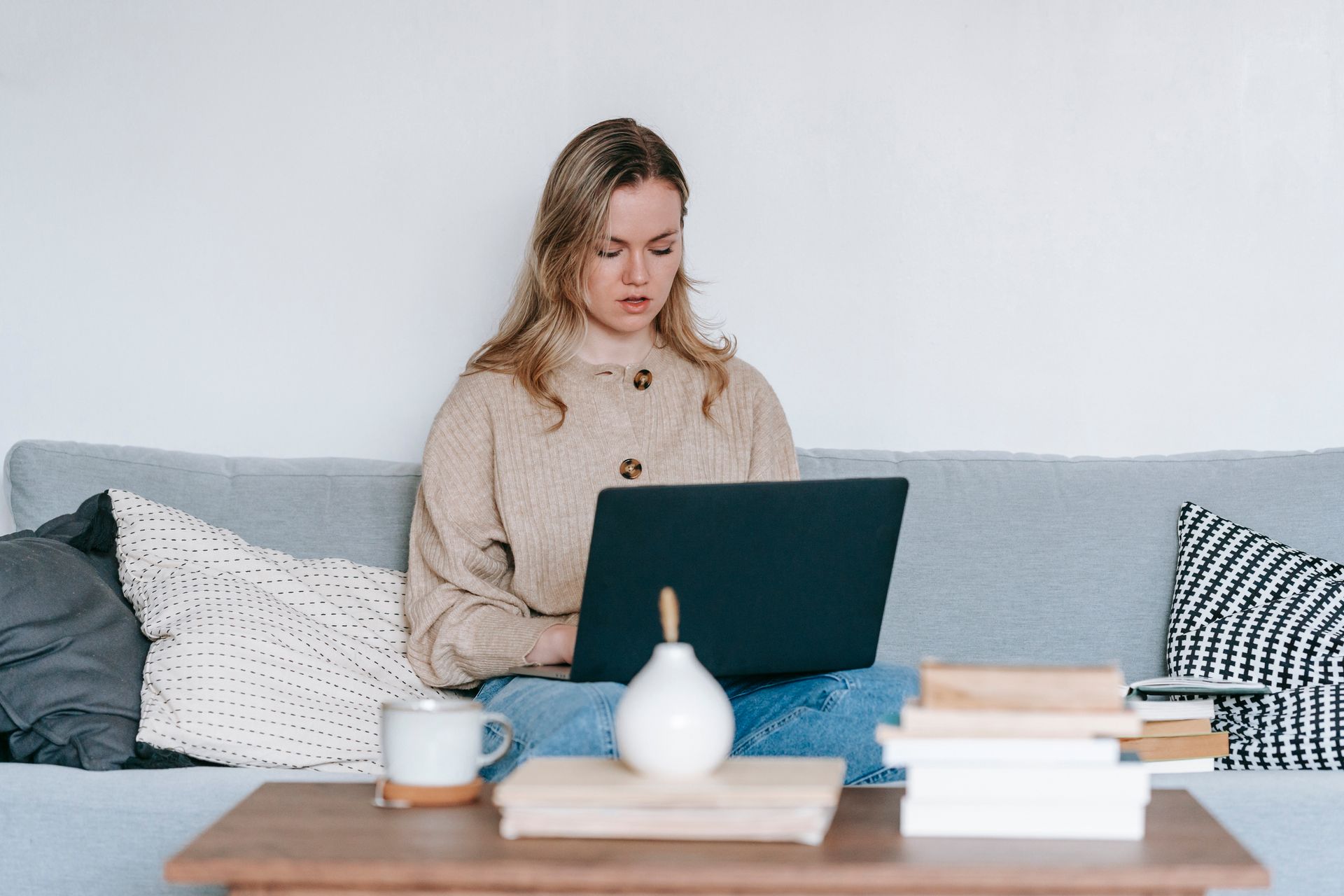 laptop bank tafel dame geldzaken