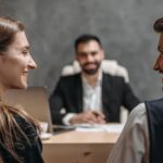 Gesprek adviseur bureau koppel stel