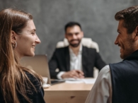 Gesprek adviseur bureau koppel stel