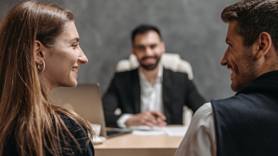 Gesprek adviseur bureau koppel stel