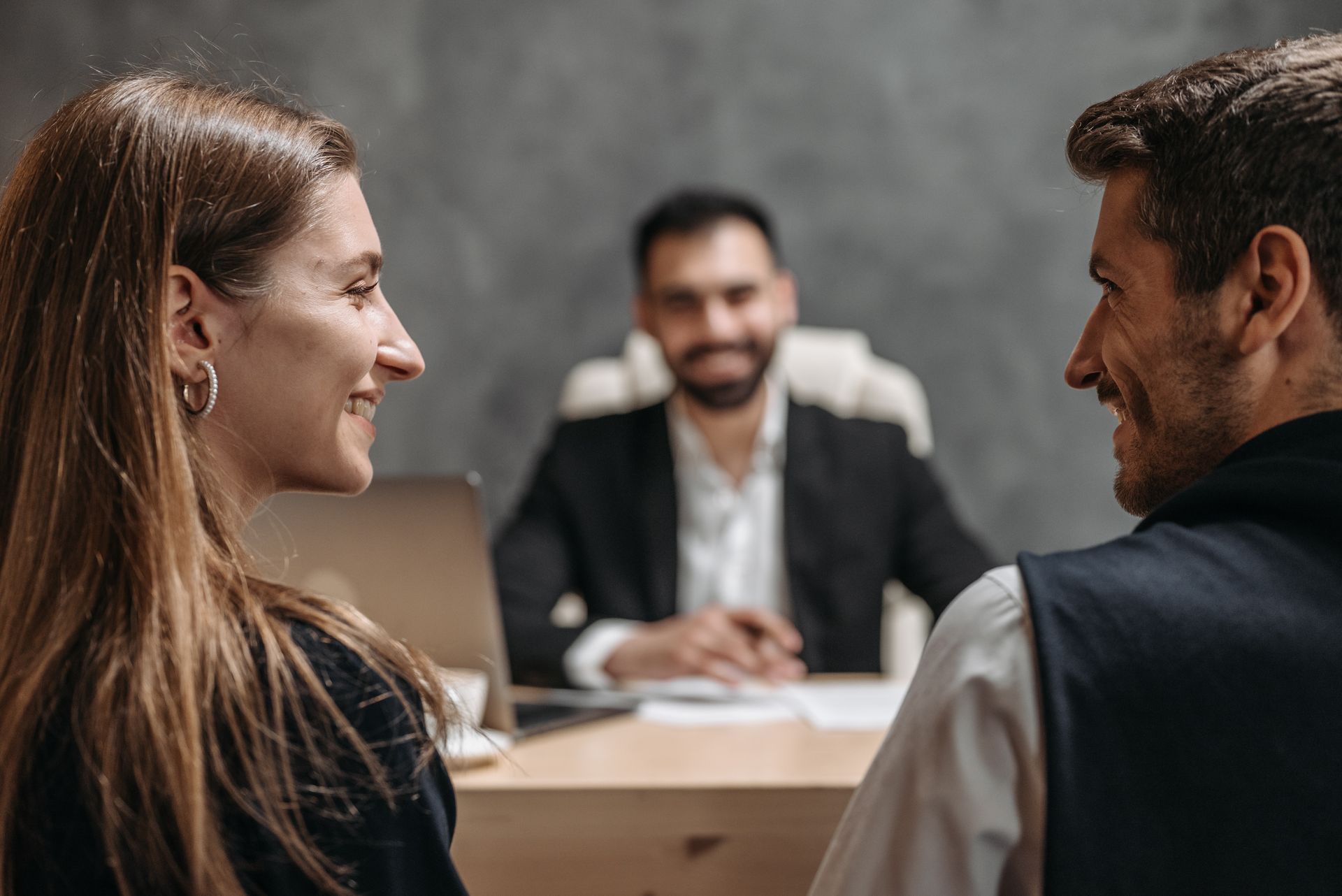Gesprek adviseur bureau koppel stel