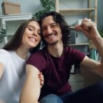 stel sleutels nieuw huis selfie