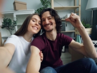 stel sleutels nieuw huis selfie