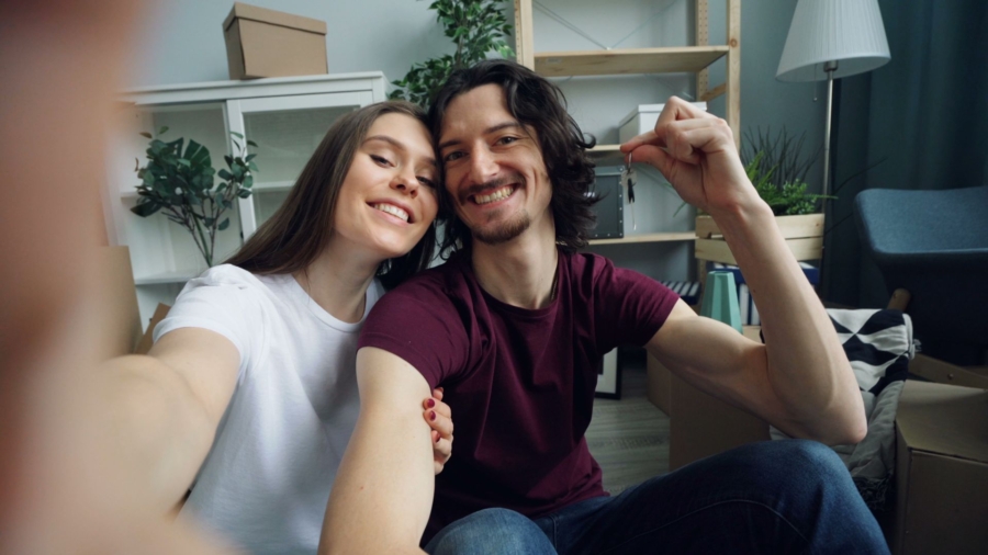 stel sleutels nieuw huis selfie