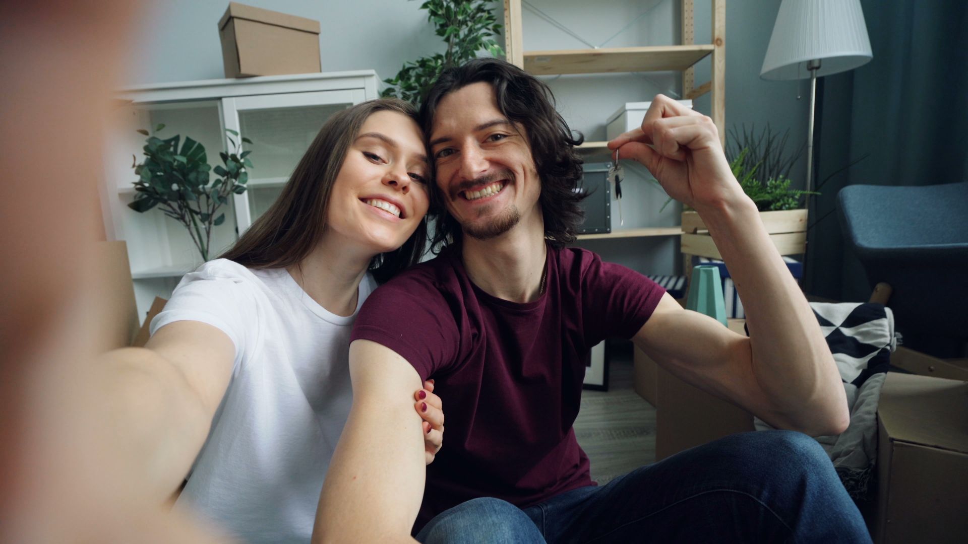 stel sleutels nieuw huis selfie